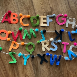 Guirlande en feutre ALPHABET, décoration de chambre d'enfant Abc, décoration de chambre de jouets alphabet, décoration d'école Montessori, jouet d'apprentissage