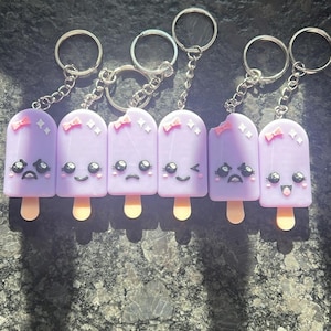 Llavero pop morado kawaii