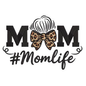 Puede incluir: Diseño bordado en negro con la palabra "MOM" y "#Momlife". La letra "O" se reemplaza con un lazo con un diseño de estampado de leopardo. La imagen está sobre un fondo blanco.