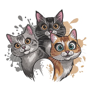 Puede incluir: Diseño bordado con tres gatos de dibujos animados con ojos expresivos y sonrisas. Los gatos son de color gris, negro y naranja, con detalles rosas en las orejas y la nariz. El diseño incluye salpicaduras de pintura abstractas.