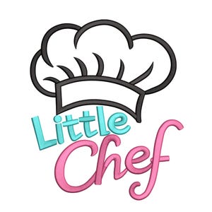 Può includere: Un cappello da chef nero con le parole "Little Chef" in turchese e rosa. Il design è un'illustrazione giocosa in stile cartone animato, ideale per abbigliamento per bambini o decorazioni per la cucina.
