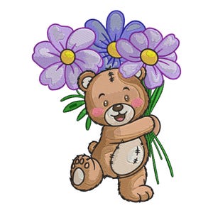 Op de afbeelding: Een bruine teddybeer die een boeket paarse bloemen vasthoudt met groene stelen. De beer heeft een vrolijke uitdrukking en draagt een bruine pleister op zijn buik.