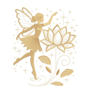 Puede incluir: Diseño de hada dorada con flor de loto y detalles de estrellas. El hada está representada con un vestido fluido, con el brazo extendido y delicadas alas. El diseño está bordado sobre un fondo blanco.