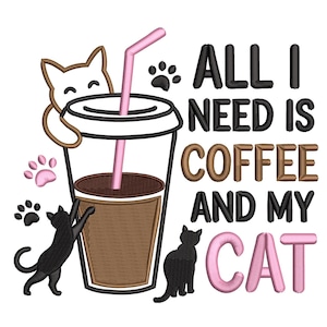 Peut inclure: Motif brodé avec une tasse de café, une paille rose, deux chats noirs et un chat marron. Le texte dit "ALL I NEED IS COFFEE AND MY CAT". Des empreintes de pattes noires et roses sont également incluses.
