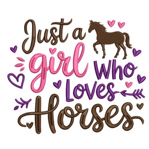 Op de afbeelding: Geborduurd ontwerp met de tekst "Just a girl who loves horses" in bruin, roze en paars. Een bruin paard silhouet en hart accenten completeren het ontwerp, perfect voor paardenliefhebbers.