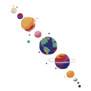 Puede incluir: Un diseño de bordado que presenta una disposición diagonal de planetas coloridos y pequeñas esferas. La composición incluye un planeta similar a la Tierra en azul y verde, un planeta con anillos en tonos morados y naranjas, y varias esferas texturizadas.