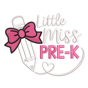 Puede incluir: Un contorno de lápiz blanco con un lazo rosa y las palabras "Little Miss PRE-K" en blanco y rosa. Una forma de corazón blanca está debajo del texto. El diseño está sobre un fondo blanco.