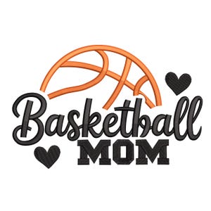 Könnte beinhalten: Grafikdesign mit den Worten "Basketball MOM" in schwarzer Schrift und Blockbuchstaben, mit einem orangefarbenen Basketballkorb-Design über dem Wort "Basketball". Zwei schwarze Herzen befinden sich auf beiden Seiten des Textes.