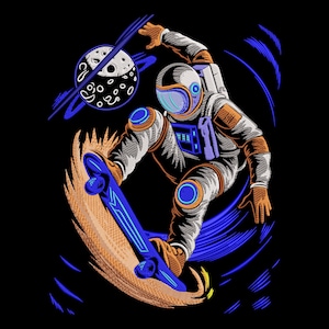 Puede incluir: Un astronauta con un traje espacial blanco y azul está haciendo skateboard en un skateboard azul y blanco. El astronauta lleva un casco con una visera azul. El astronauta está en el aire, y el skateboard está sobre un fondo azul y blanco.