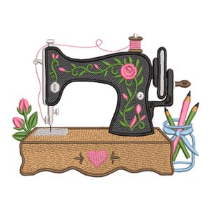 Può includere: Un disegno da ricamo raffigurante una macchina da cucire nera decorata con rose rosa e viticci verdi. La macchina poggia su una base color marrone chiaro con un cuore rosa. A sinistra ci sono boccioli di fiori rosa e a destra un barattolo blu con matite colorate.