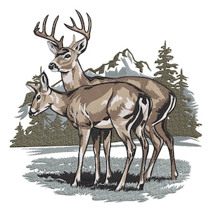 Puede incluir: Un diseño bordado que presenta un ciervo y una cierva de pie uno al lado del otro. Los ciervos están representados en tonos marrones y beige, con un trabajo de línea detallado. El fondo incluye una cordillera y árboles de hoja perenne, todo en tonos verdes apagados.