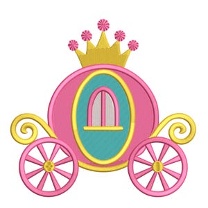 Peut inclure: Une calèche de princesse brodée en rose et jaune, surmontée d'une couronne dorée. La calèche présente des roues roses, une fenêtre turquoise et des détails jaunes. La couronne est ornée de fleurs roses.