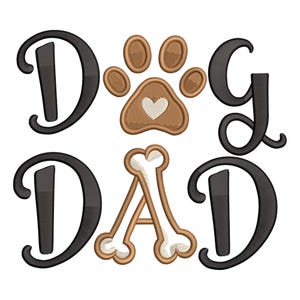 Könnte beinhalten: Grafikdesign mit den Worten "Dog Dad" in einer stilisierten Schriftart. Das Wort "Dog" ist schwarz, und "Dad" ist schwarz. Ein brauner Pfotenabdruck mit einem weißen Herzen und ein Knochen befinden sich zwischen den Wörtern.