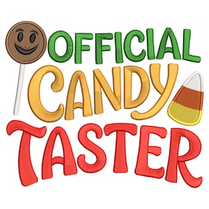 Może przedstawiać: Kolorowa grafika z napisem "OFFICIAL CANDY TASTER" w kolorach zielonym, żółtym i czerwonym, wraz z uśmiechniętym lizakiem i ilustracją cukierka kukurydzianego. Projekt prawdopodobnie dla produktu o tematyce Halloween lub słodyczy.
