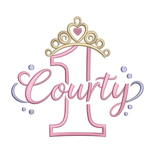 Könnte beinhalten: Ein rosa-goldenes Design mit der Zahl "1" und dem Namen "Courty" in Schreibschrift. Eine goldene Tiara mit einem rosa Herz sitzt auf der Zahl. Kleine blaue und graue Blasen umgeben das Design.