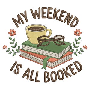 Peut inclure: Motif brodé avec une tasse de café, des lunettes et des livres. Le texte dit "MY WEEKEND IS ALL BOOKED" en lettres marron. Des accents floraux entourent l'image centrale, créant un design sur le thème du livre.