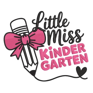 Può includere: Design grafico con una matita con un fiocco rosa, le parole "Little Miss Kindergarten" in corsivo nero e lettere rosa a blocchi. Un cuore nero è in basso a destra.