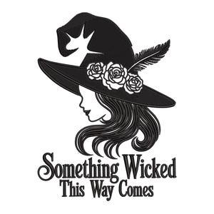 Può includere: Grafica in bianco e nero di una strega con un cappello ornato di rose e una piuma. L'immagine include il testo "Something Wicked This Way Comes" in un font decorativo, perfetto per Halloween.