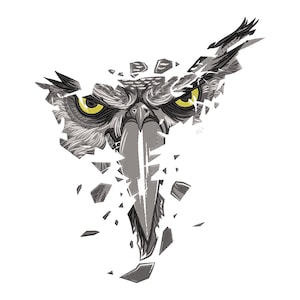 以下が含まれることがあります： 詳細なフクロウの顔のイラスト。グレーと黒の色合いで、明るい黄色の目があります。デザインは断片化された効果があり、フクロウの頭の一部が白い背景に対して壊れているように見えます。