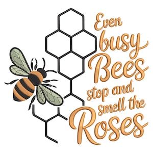 Könnte beinhalten: Grafik mit einer Biene mit schwarzen und orangefarbenen Streifen und grünen Flügeln, neben einem schwarzen Bienenwaben-Design. Der Text lautet "Even busy Bees stop and smell the Roses" in einem warmen Goldton.