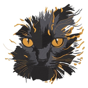 以下が含まれることがあります： 鮮やかなオレンジ色の目を持ち、黒猫の顔を刺繍した画像。猫の毛皮は黒とグレーの糸で詳細に表現され、金色の黄色のストリークでアクセントが加えられています。デザインは白い背景にあり、大胆なコントラストを生み出しています。