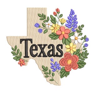 Op de afbeelding: Een borduurontwerp in de vorm van de staat Texas in een lichtbeige kleur met het woord Texas in zwarte letters. Het ontwerp bevat een bloemstuk met rode, gele, witte en paarse bloemen en groene bladeren aan de rechterkant.