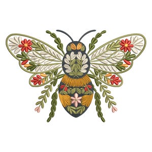 Può includere: Design di ape ricamata con intricati motivi floreali e di foglie. Il corpo dell'ape è un mix di giallo, blu navy e nero, con ali decorate con foglie bianche e verdi e fiori rossi e bianchi. Il design è su sfondo bianco.
