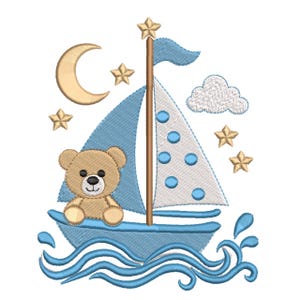 Peut inclure: Un motif de broderie représentant un ours en peluche brun clair assis dans un voilier bleu sur une eau bleue ondulée. Le bateau a une voile bleue et une voile blanche à pois bleus. La scène comprend un croissant de lune, cinq étoiles dorées et un nuage.