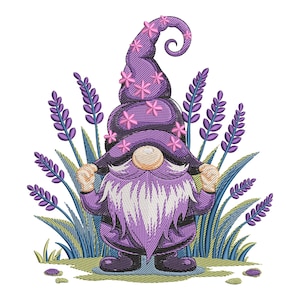 Puede incluir: Gnomito morado con un sombrero puntiagudo decorado con flores rosas, de pie en un campo de lavanda.