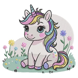Puede incluir: Un bordado de un unicornio caprichoso con melena, cuerno y cola de arcoíris sentado en un campo de flores. El unicornio tiene ojos grandes y expresivos y está rodeado de flores coloridas. El diseño está sobre un fondo gris claro.