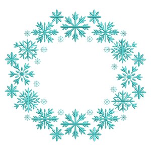Puede incluir: Un diseño de corona de copos de nieve de color turquesa sobre un fondo blanco. La corona está compuesta por copos de nieve detallados de varios tamaños y pequeños acentos circulares punteados, creando un tema de invierno.