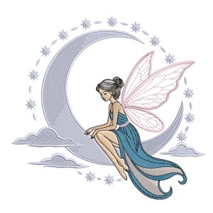 Peut inclure: Motif brodé d'une fée assise sur un croissant de lune. La fée porte une robe bleue et a de délicates ailes roses et blanches. Des étoiles et des nuages entourent la lune, le tout rendu dans des couleurs douces et sourdes sur fond blanc.