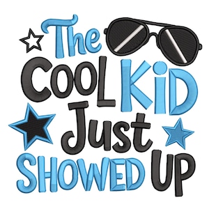Könnte beinhalten: Grafikdesign mit dem Text "The COOL KID Just SHOWED UP" in Schwarz und Blau, mit Sonnenbrillen und Sternen. Geeignet für Kleidung oder Accessoires.