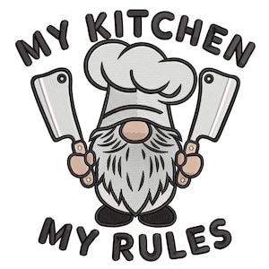 Könnte beinhalten: Gesticktes Design mit einem Koch-Zwerg, der eine hohe weiße Mütze trägt und zwei Hackmesser hält. Der Text "MY KITCHEN MY RULES" ist in schwarzen Buchstaben über und unter dem Zwerg angeordnet. Der Zwerg hat einen langen grauen Bart und gebräunte Haut.
