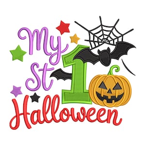 Puede incluir: Un diseño colorido con temática de Halloween con el texto "My 1st Halloween". El diseño incluye el número 1 verde, una calabaza tallada, murciélagos, estrellas y una telaraña. El texto es rojo y morado.