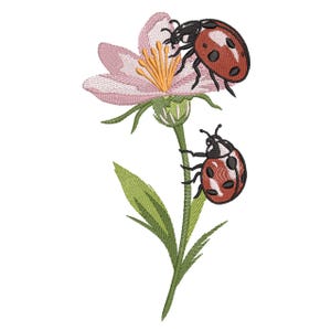 Może przedstawiać: Haftowany wzór przedstawiający różowy kwiat z żółtymi pręcikami, zielonymi liśćmi i dwoma biedronkami. Biedronki mają czerwono-czarne oznaczenia. Wzór znajduje się na białym tle.