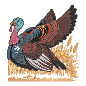 Puede incluir: Un bordado de un pavo colorido con las alas extendidas, en tonos azules, rojos, marrones y dorados. El pavo se encuentra frente a un campo de trigo dorado. El diseño detallado es adecuado para diversos proyectos de manualidades.