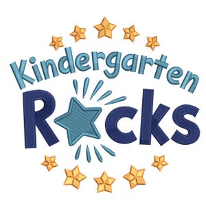 以下が含まれることがあります： 青色の「Kindergarten Rocks」という文字と、金と青の星が描かれたグラフィックデザイン。テキストは遊び心のあるフォントで、「Rocks」という単語は濃い青色です。星は様々なサイズで、円形に配置されています。