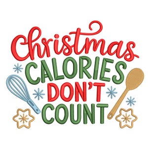 Könnte beinhalten: Ein festliches Design mit dem Schriftzug "Christmas CALORIES DON'T COUNT" in Rot und Grün. Das Bild zeigt einen Schneebesen, einen Kochlöffel, Schneeflocken und sternförmige Kekse, ideal zum Backen in der Weihnachtszeit.