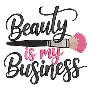 Puede incluir: Un diseño bordado con la frase "Beauty is my Business" en escritura negra y letras rosas. Una brocha de maquillaje negra con cerdas rosas se coloca detrás del texto, creando un gráfico temático de belleza.
