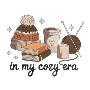Puede incluir: Ilustración con temática acogedora que presenta un gorro de punto, libros, una taza de café con un corazón, una vela encendida y una madeja de lana con agujas de tejer. La frase "in my cozy era" está escrita debajo.
