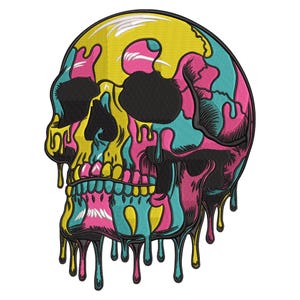 Op de afbeelding: Een kleurrijk schedelontwerp met een druipend effect. De schedel heeft een levendige mix van geel, roze, teal en zwart, wat een gedurfde en opvallende esthetiek creëert. Het ontwerp is gedetailleerd met ingewikkelde lijnen en schaduwen, waardoor het een textuur krijgt.