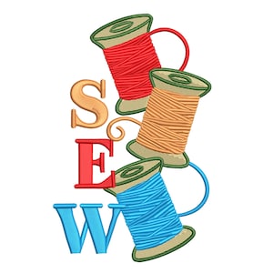 Könnte beinhalten: Grafikdesign mit dem Wort „SEW“ in goldenen, roten und blauen Buchstaben, mit drei Garnrollen in Rot, Beige und Blau. Die Spulen haben grüne Ränder und sind diagonal auf weißem Hintergrund angeordnet.
