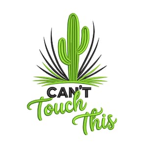 Può includere: Illustrazione di un cactus verde con la scritta "CAN'T Touch This" in nero e verde. Il cactus presenta un design dettagliato con spine nere e un colore verde brillante. Il testo è in un carattere corsivo giocoso.