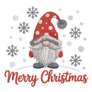 Peut inclure: Un gnome de Noël avec un chapeau rouge à pois blancs, une barbe blanche et des chaussures grises. Des flocons de neige et l'inscription "Merry Christmas" en rouge complètent l'image.