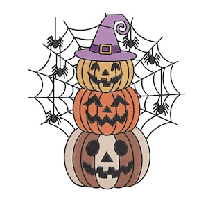 Puede incluir: Diseño de Halloween con calabazas apiladas, un sombrero de bruja, arañas y una telaraña. Las calabazas son naranjas, beige y amarillas con caras talladas. El sombrero de bruja es morado con una hebilla dorada.