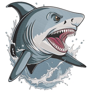 Puede incluir: Diseño bordado de un tiburón blanco con la boca abierta, revelando dientes afilados y un interior rosado. El tiburón es azul claro y gris, con agua salpicando a su alrededor. El diseño está sobre un fondo blanco.