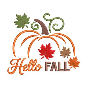 Op de afbeelding: Een geborduurd ontwerp met een gestileerde oranje pompoen, een bruine stengel en groene ranken. De woorden "Hello FALL" zijn in oranje en bruin geschreven. Verschillende geborduurde bladeren in groen, rood en bruin zijn verspreid.
