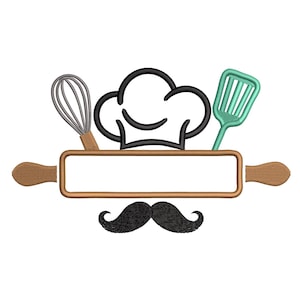 Può includere: Design ricamato con cappello da chef nero, frusta grigia, spatola turchese, mattarello e baffi. Il mattarello ha uno spazio rettangolare vuoto al centro. Il cappello da chef è nero, la frusta è grigia.