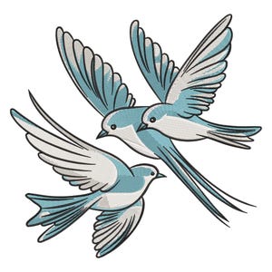 Peut inclure: Motif brodé de trois oiseaux en vol. Les oiseaux ont des corps bleu clair, des ailes blanches et des contours noirs. L'image est sur fond blanc, soulignant les détails de la broderie et les poses dynamiques des oiseaux.